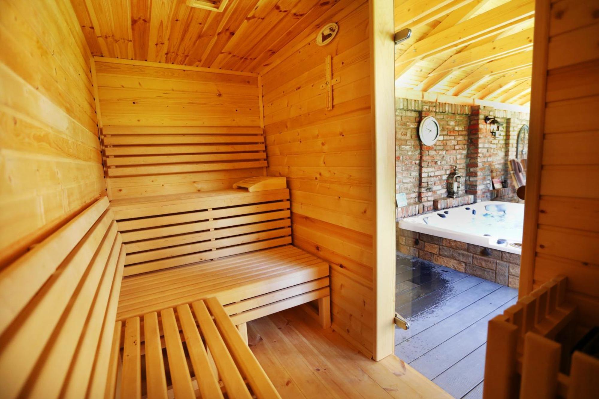 Kalvin Restaurant & Pension Rastislavice Екстериор снимка